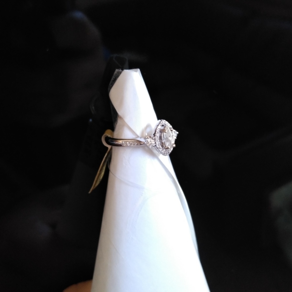 BEAUTIFUL $3000 DIAMOND RING - Picture 7 of 8